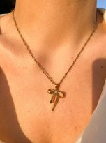 collana-fiocco-coquette-indossata