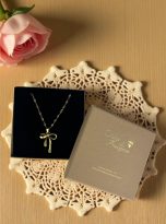 Collana fiocco stile Coquette con scatola rigida e fiore rosa.