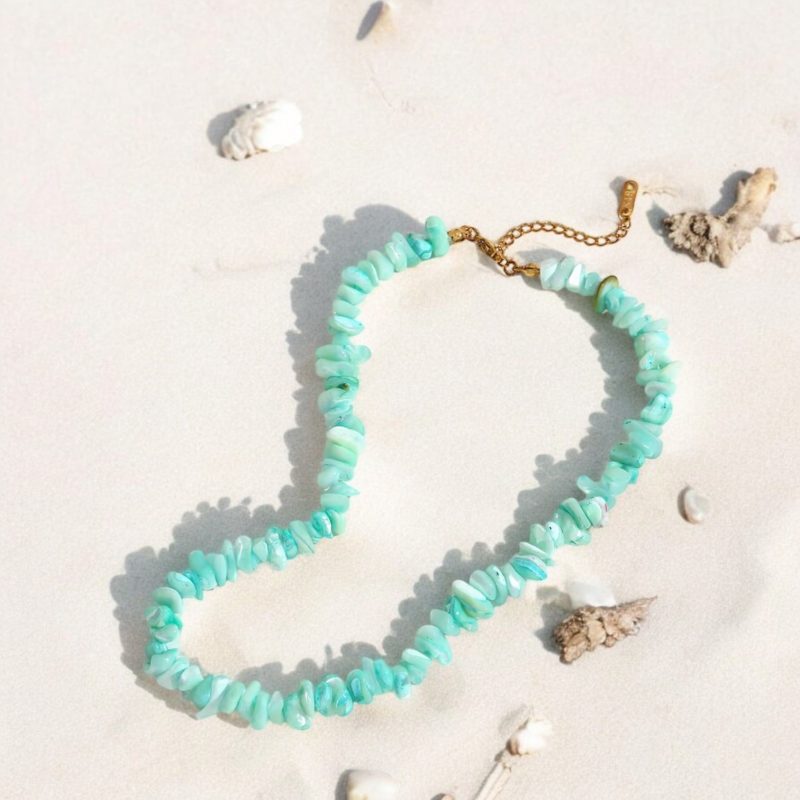 collana con pietre naturali verdea cqua, posata sulla spiaggia