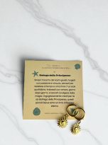 Orecchini sole su marmo bianco