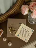 Orecchini Coquette con fiocco dorato su scatola rigida Bottega della Principessa