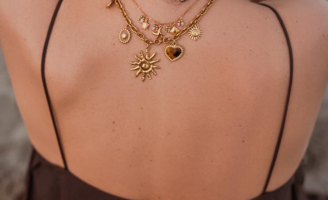 Collana in acciaio inossidabile 316l indossata sulla schiena - gioiello elegante, resistente e anallergico da indossare tutti i giorni.