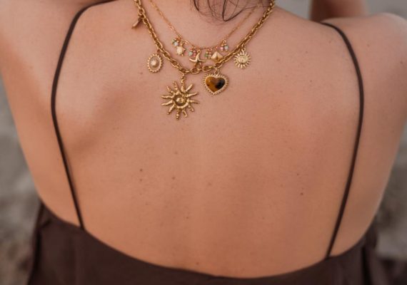 Collana in acciaio inossidabile 316l indossata sulla schiena - gioiello elegante, resistente e anallergico da indossare tutti i giorni.