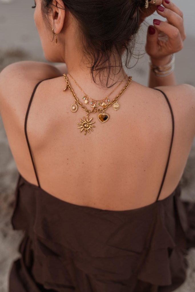 Collana in acciaio inossidabile 316l indossata sulla schiena - gioiello elegante, resistente e anallergico da indossare tutti i giorni.