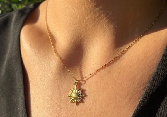 Collana dorata con ciondolo sole indossata – gioiello minimal della collezione Luce Essenziale by Bottega della Principessa