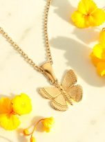 Collana farfalla-ciondolo visto frontalmente-Gioielli con significato Bottega della principessa