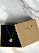 collana sole confezione su tavolo marmo