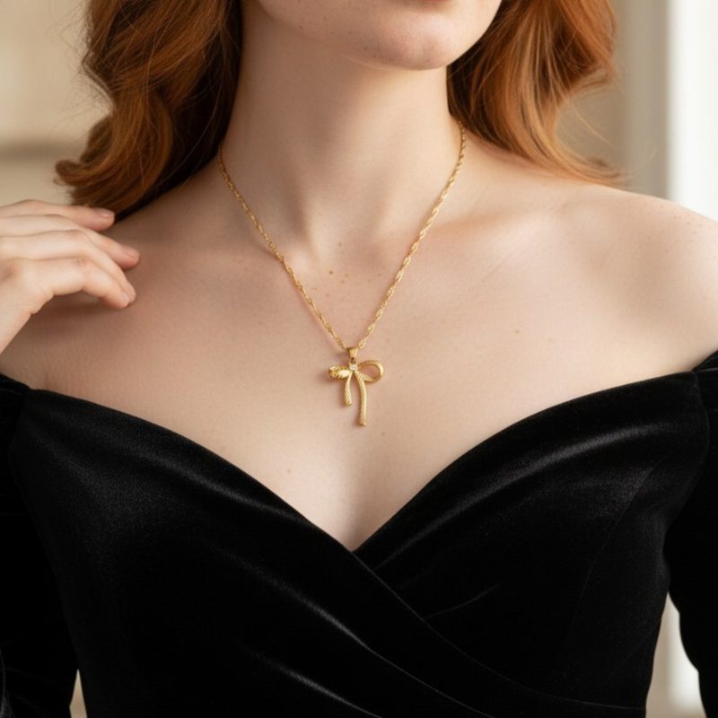 Modella che indossa la collana con ciondolo fiocco in acciaio dorato – Bottega della Principessa