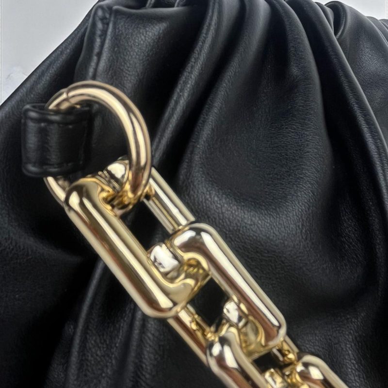 Dettaglio catena dorata della borsa pouch nera da donna, Bottega della Principessa