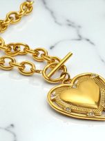 collana statement a cuore posata su marmo- vista frontalmente- Bottega della principessa