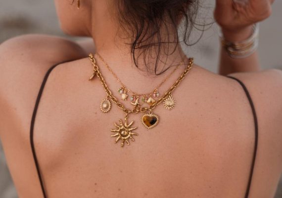 Collana in acciaio inossidabile 316L indossata da donna, luce naturale dorata – Bottega della Principessa