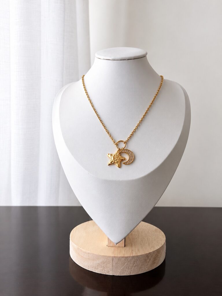 Collana dorata Luna e Stella con zirconi su busto bianco, collezione Gioielli Celestiali di Bottega della Principessa.