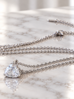 Collana Punto luce cuore Diamante-color argento su tavolo di marmo_Bottega della Principessa