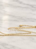Collana cuore nero su superficie di marmo-Bottega della Principessa