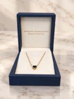 Collana cuore nero su superficie di marmo-dentro la scatola-Bottega della Principessa