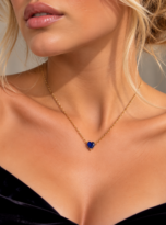 Collana punto luce cuore blu indossata