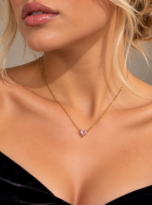 Collana punto luce cuore rosa-indossata
