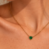 collana in acciaio inossidabile con ciondolo punto luce a forma di cuore verde smeraldo in cristallo del brand italiano di gioielli Bottega della principessa, indossata