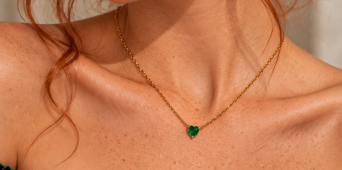 collana in acciaio inossidabile con ciondolo punto luce a forma di cuore verde smeraldo in cristallo del brand italiano di gioielli Bottega della principessa, indossata