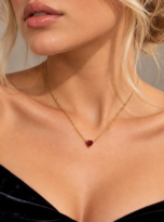 Collana Punto Luce Cuore Rosso – Indossata