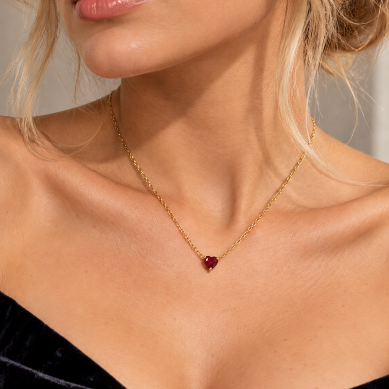 Collana punto luce cuore rosso con catena dorata indossata da modella – Bottega della Principessa.