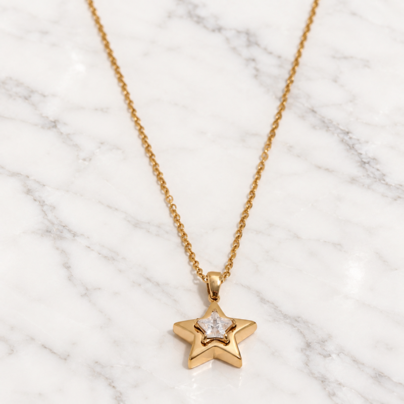 Collana Stella dorata con zirconia cubica su marmo bianco